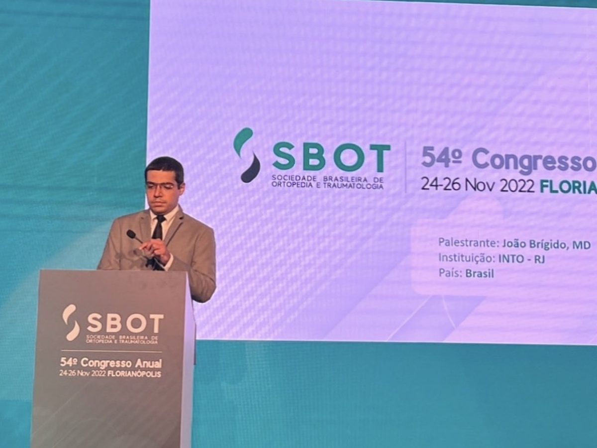 João Brígido no púlpito do 54º Congresso Anual da SBOT, em Florianópolis, diante do telão com seu nome